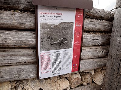 Vorbei an Informationstafeln ...