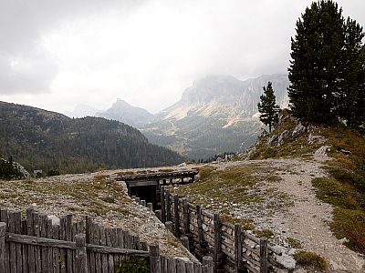 Der Eingang zu einem gepanzerten Schützengraben