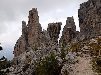 Dahinter führt der Weg zu den Fünf Türmen 