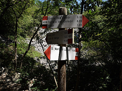 Über Santa Maria di Laghel steigen wir ab