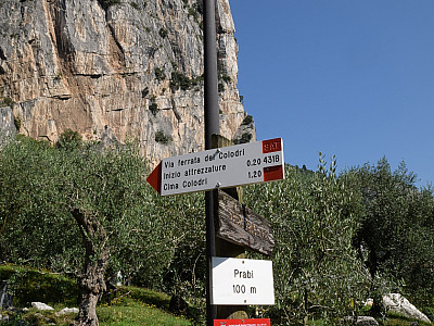 In Höhe des  Schwimmbads verlassen wir die Straße nach Westen