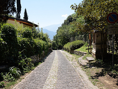 Über den Kreuzweg spazieren wir nach Arco