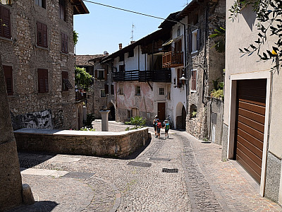 Durch das malerische Städtchen Arco ...