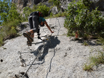 Auf den glatten Felsen erleichtern Aufstiegshilfen das Klettern