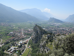 Der Ausblick nach Süden über die Burg hinweg zum Monte Brione