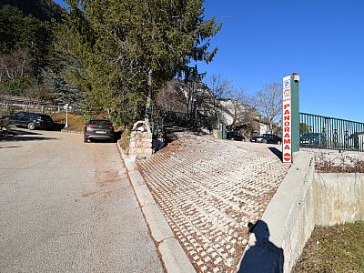 Vom Parkplatz starten wir nach rechts unsere Tour