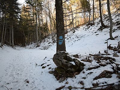 Leicht zu übersehen! Hier rechts abbiegen.