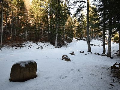 ... führt nach Norden zu einer Fahrstraße.