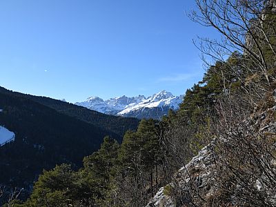 Im Westen können wir die Spitzen der Brenta Dolomiten bewundern