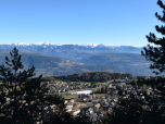 Der Ausblick über Fai della Paganella hinweg auf die  Fleimstaler Alpen im Osten
