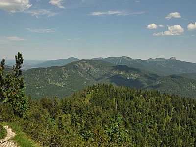 Blick nach Nordosten: ganz rechts der Roß- und Buchstein