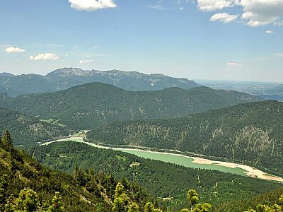 Die Staumauer des Sylvensteinstausees, dahinter die Benediktenwand 