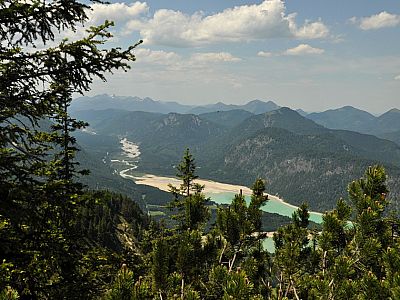 Im Westen speist die Isar den Sylvensteinstausee