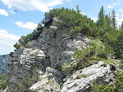 Links fällt der Grat steil ab