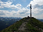 Panoramablick mit Gipfelkreuz des Demeljoch