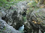 und flussabwärts.