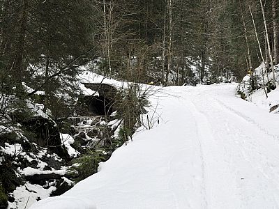 An dieser Brücke halten wir uns links