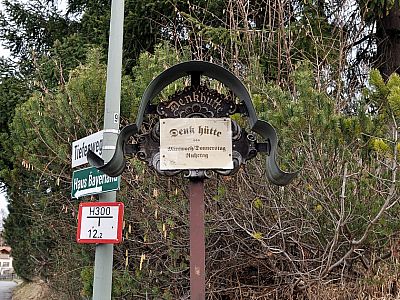 Die Ruhetage der Denkalm sind am Ende der Ortschaft Lenggries angeschrieben