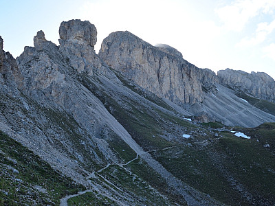 Deutlich ist der Wegverlauf des Günther-Messner-Steigs zu erkennen