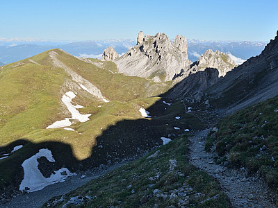 Der Blick zurück auf die Westseite des Grates