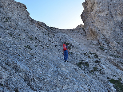Steil steigen wir in den Sattel östlich des Gipfels auf