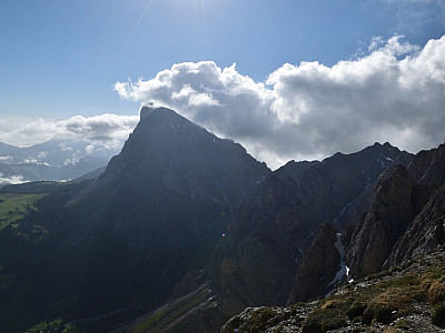 Der Blick zum Peitlerkofel im Osten der Kette