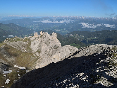 Der Ausblick über den Weißlahngrat hinweg nach Westen
