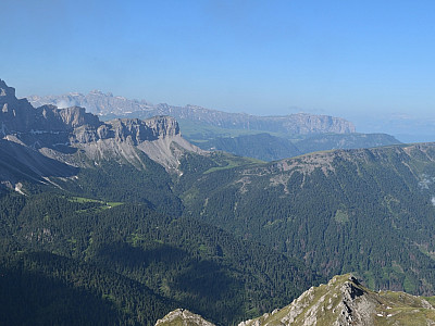 Im Südwesten zeigt sich hinter der Seceda die Rosengartengruppe