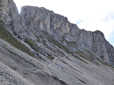 Südseitig führt uns der Weg nun zu einer kleinen Rinne... 