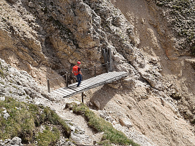 ... überwinden sehr bequem auf einer Brücke eine Schotterrinne 
