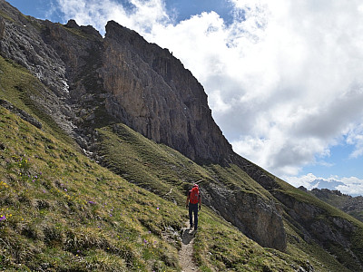 Recht gemütlich wandern wir weiter auf der Südseite der Peitlerkofelgruppe ... 