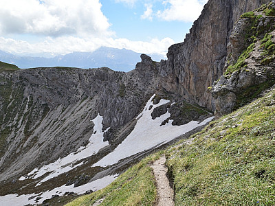 Oberhalb der Schneefelder gelangen wir zurück zum Grat