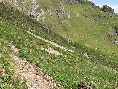 Recht holprig steigen wir zum Hauptweg ab