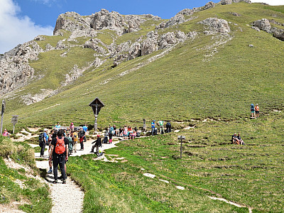 Dafür, dass wir bisher nur zwei Wanderer getroffen haben, ist es in der Scharte recht voll