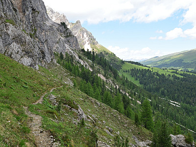 Knapp unter den Felsen führt uns der Weg zurück nach Westen