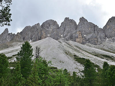 Riesige Schotterfelder bahnen sich ihren Weg in das Tal
