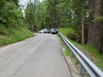 Der Straße folgen wir links, bis wir den Parkplatz erreicht haben