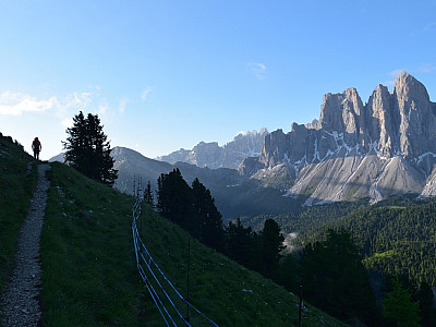 Links von den Geislern fällt der Blick auf die Spitzen der Puezgruppe