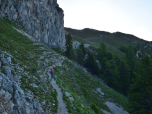 Der Günther-Messner-Steig setzt sich leicht ansteigend auf der Südseite des Ruefen fort