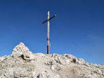 ... zum Gipfelkreuz des Tullen auf.