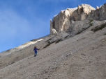 Über das Schuttfeld kehren wir zurück zum Günther-Messner-Steig