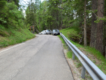 Der Straße folgen wir links, bis wir den Parkplatz erreicht haben