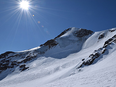 Links von uns blicken wir auf die riesigen Eismassen unterhalb der Zufallspitze