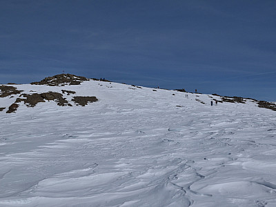Wir halten uns rechts und marschieren auf den Gipfelbereich zu