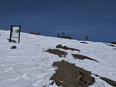 An der Informationstafel marschieren wir auf die Kanone zu