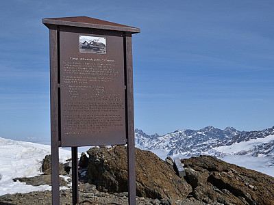 Hier erfahren wir, dass jede Kanonen über 6 Tonnen wiegt