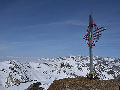 ... und auf das Gipfelkreuz ...