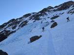 Beim Aufstieg zur Marteller Hütte blitzt das blaue Eis unter einer dünnen Schneedecke hindurch