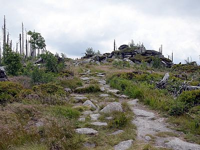 Wieder stoßen wir auf auf Felsen