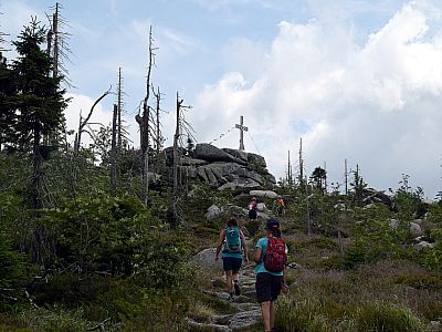 Das Gipfelkreuz des Plöckenstein steht vor uns